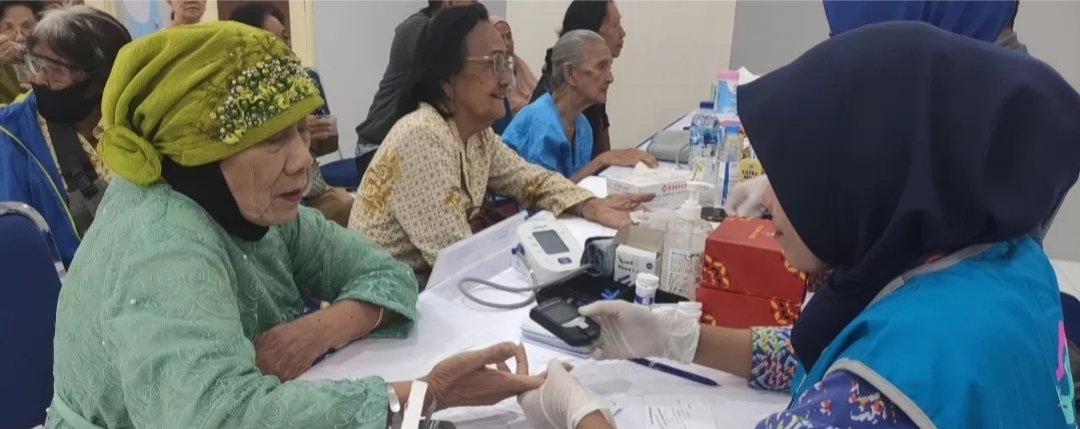 Para Lansia yang ikut dalam program pemeriksaan kesehatan gratis, yang digelar oleh BRI Regional Office Manado, dalam rangka menyambut HUT ke-128. Foto diambil, Rabu (1/11/2023).