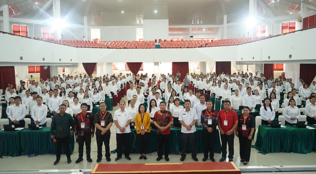 DIBUKA: Pj Bupati Minahasa Jemmy Kumendong saat membuka seleksi P3K Kabupaten Minahasa di Auditorium Unsrat Manado, Rabu (15/11/2023).