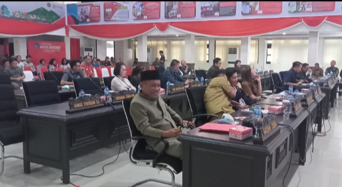 Nampak kursi dari sejumlah anggota DPRD Kota Bitung, tidak ditempati saat rapat paripurna tingkat I Ranperda APBD TA 2024.