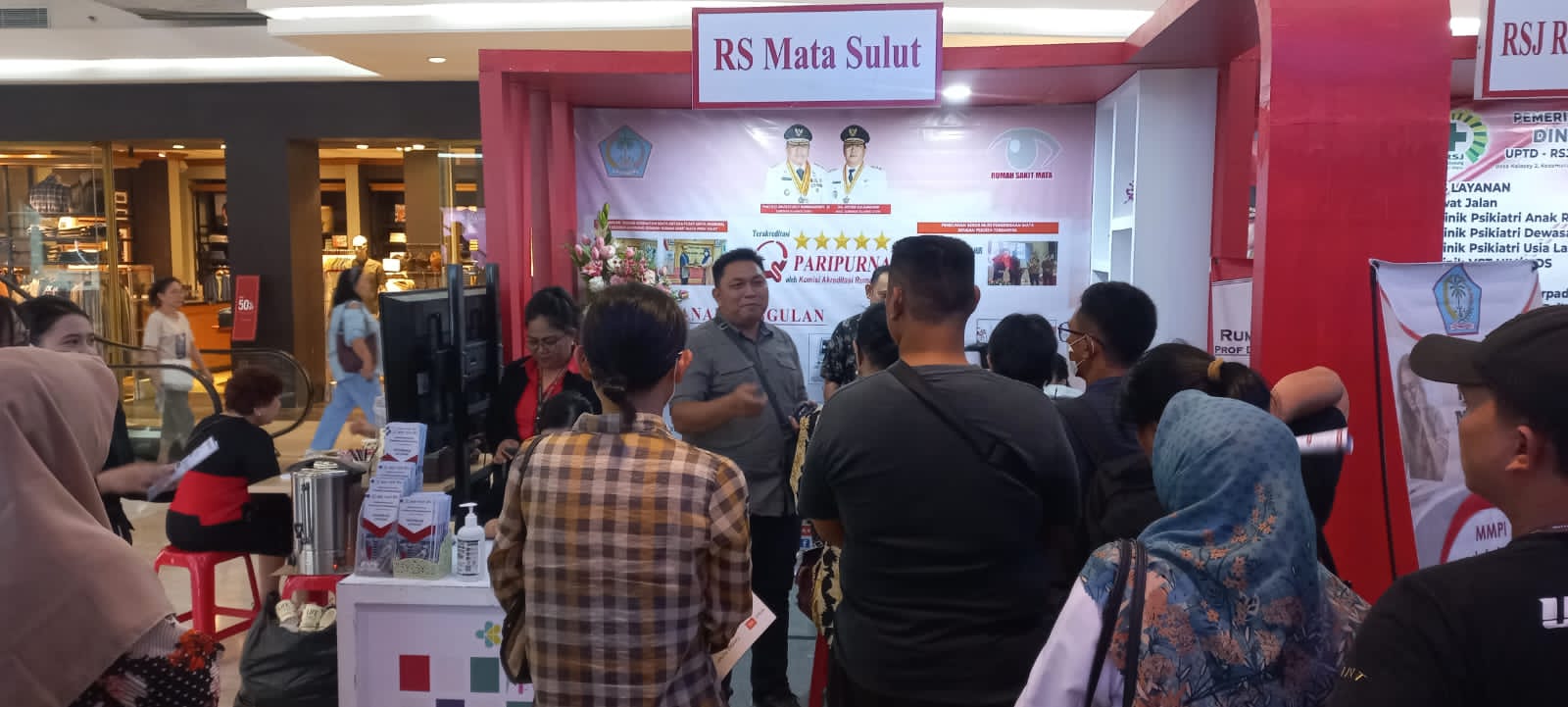 Banyak pengunjung yang datang di stand RS Mata yang ada di Manado Town Square.