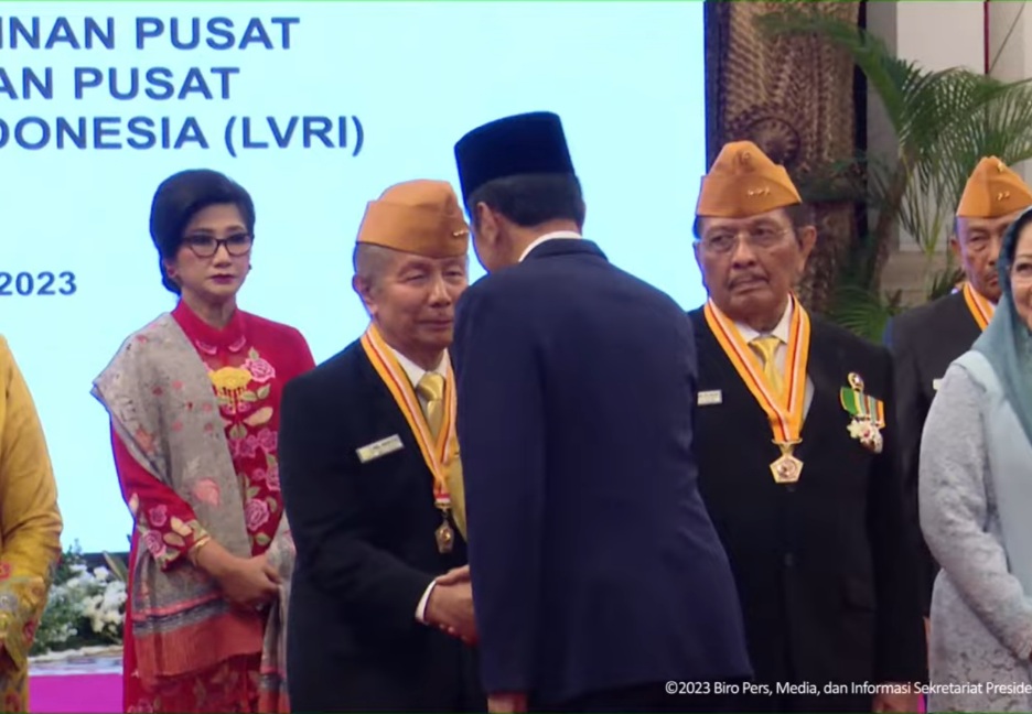 Presiden Jokowi memberikan ucapan selamat kepada Jenderal HBL Mantiri. (Setpres)