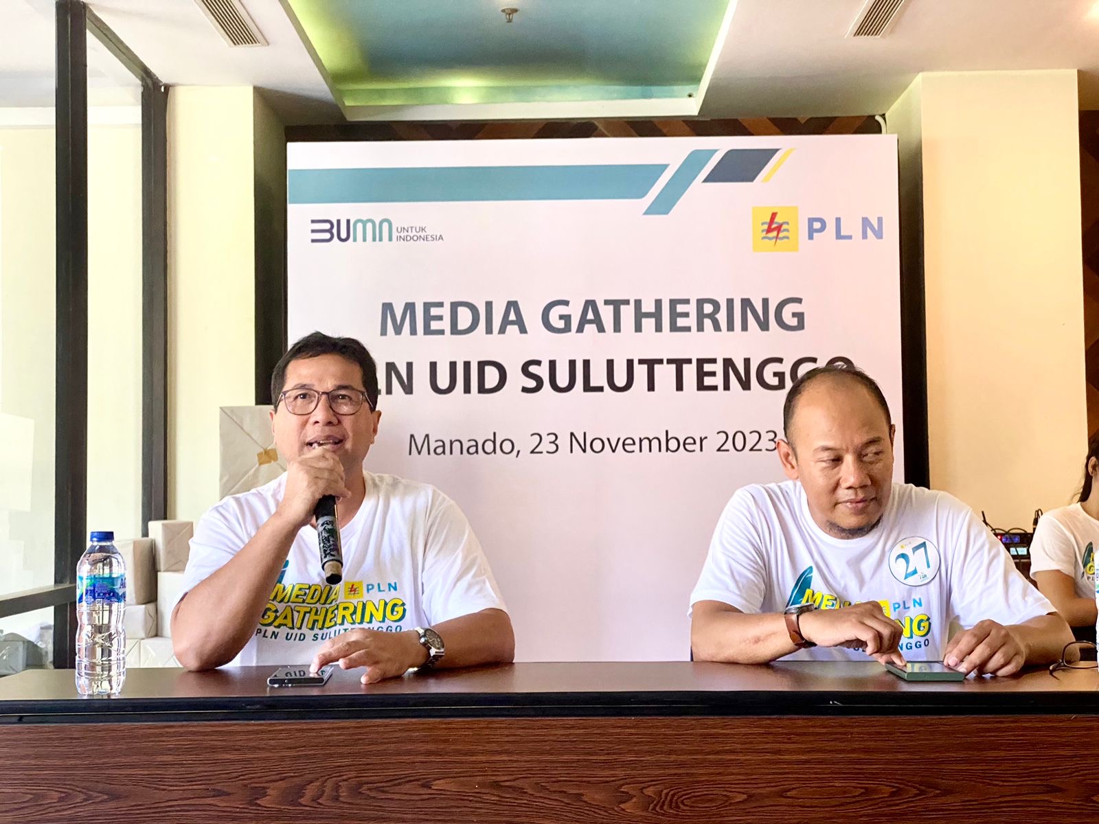 GM PLN UID Suluttenggo JA Ari Dartomo dan Senior Manager Keuangan, Komunikasi, & Umum PLN UID Suluttenggo Wijaya Gautama.