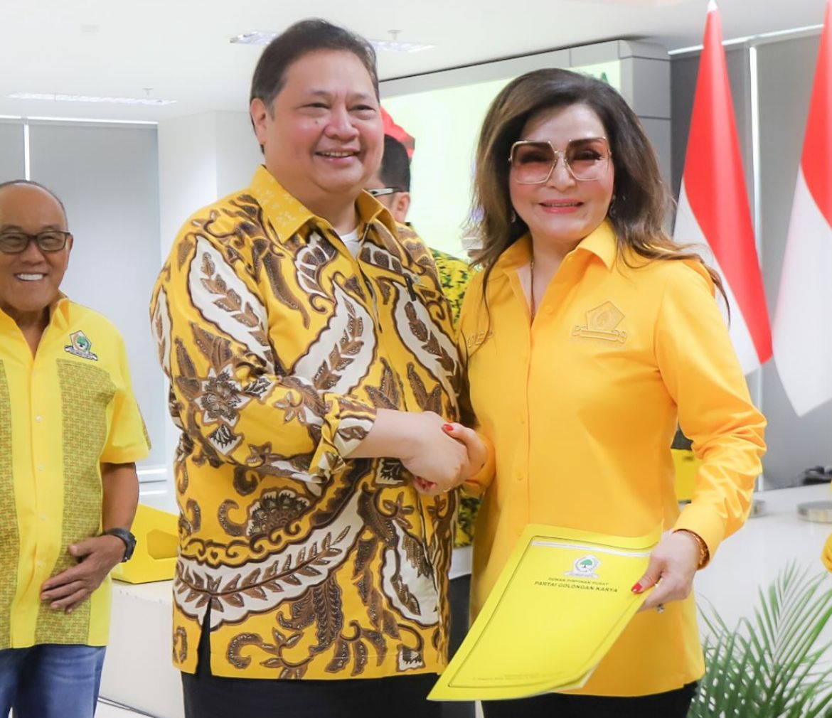 Ketum Golkar Airlangga Hartarto menyerahkan penugasan bakal calon kepala daerah se-Sulut pada Christiany Paruntu.