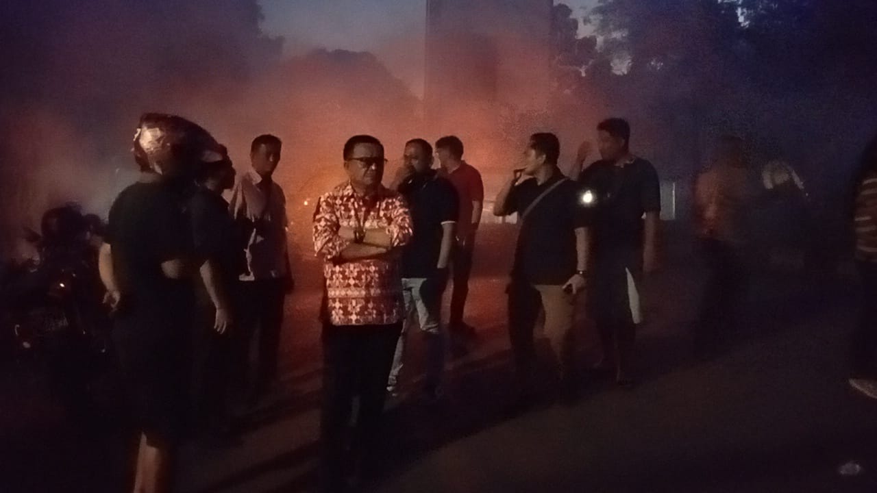 Kondisi Pusat Kota Bitung tetap kondusif dan aman, Wali Kota Maurits Mantiri dan Forkopimda turun ke lokasi tepatnya di pertigaan Intan.(Dok Istimewa)