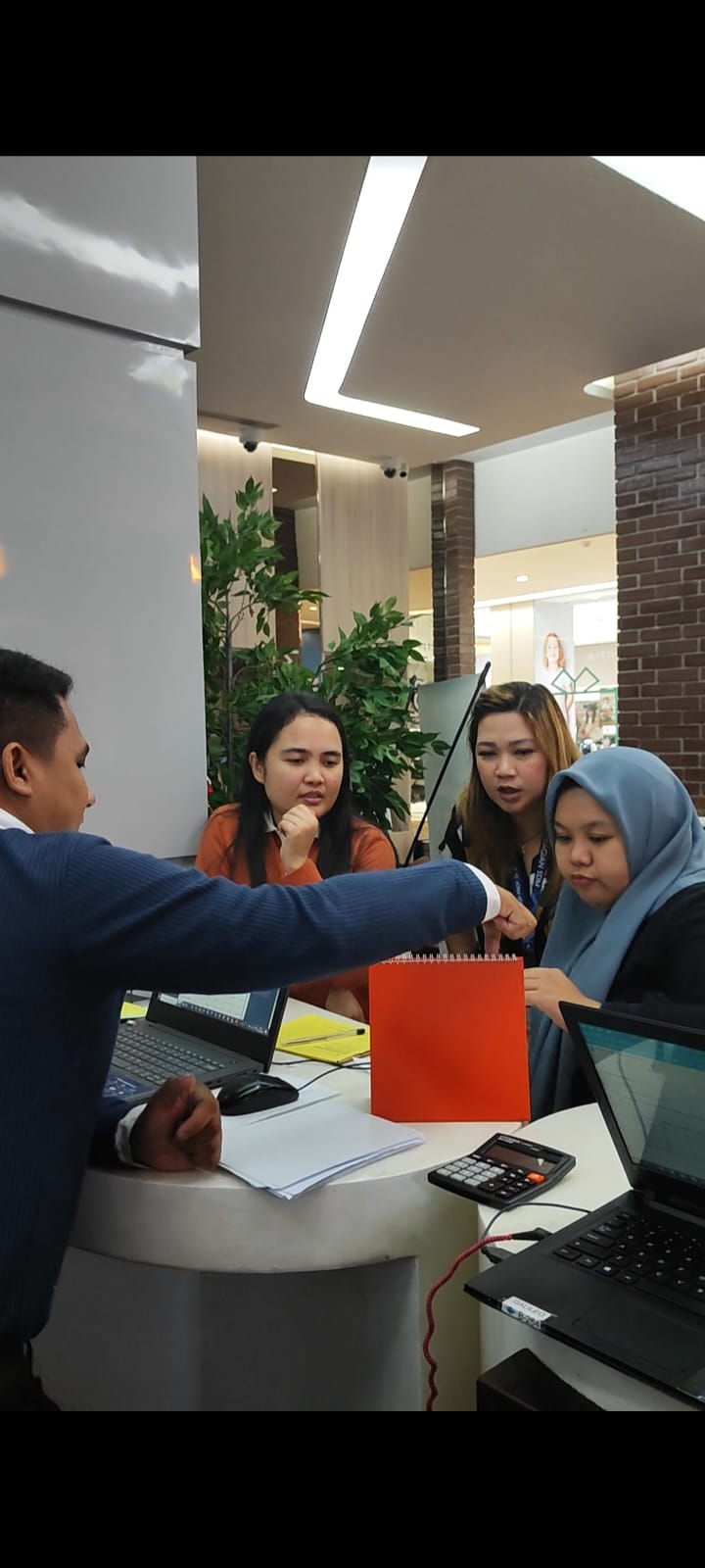 Para pengunjung BNI-Dwidayatour Travel Fair Manado, yang digelar di BNI Digital Branch Mantos sejak Jumat (14/11) hingga Minggu (26/11)