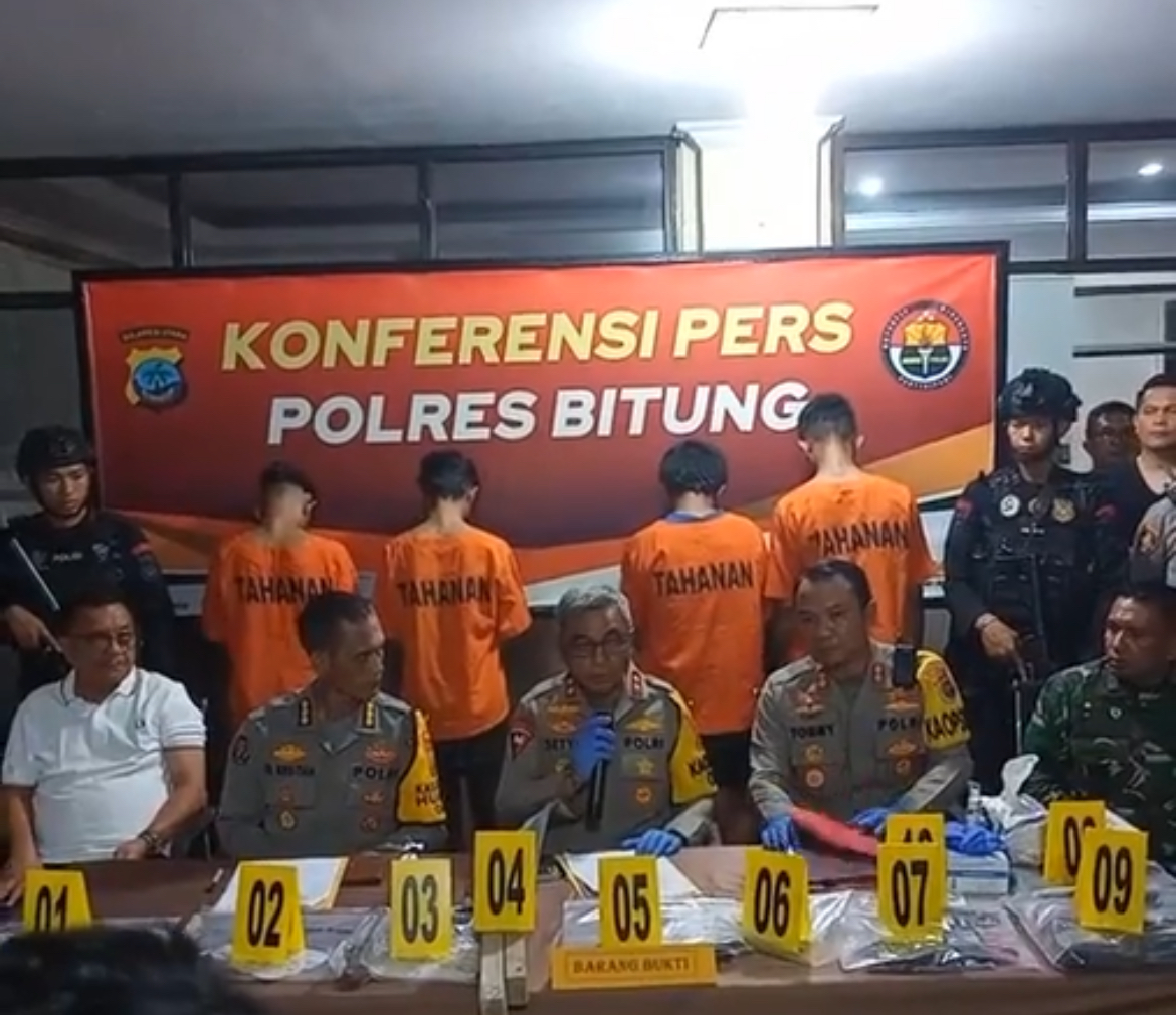 Kapolda Sulut Irjen Pol Setyo Budiyanto, Minggu (26/11/2023) memimpin konferensi pers pengungkapan kasus ketegangan dua kelompok di Kota Bitung, yang terjadi pada Sabtu (25/11/2023).