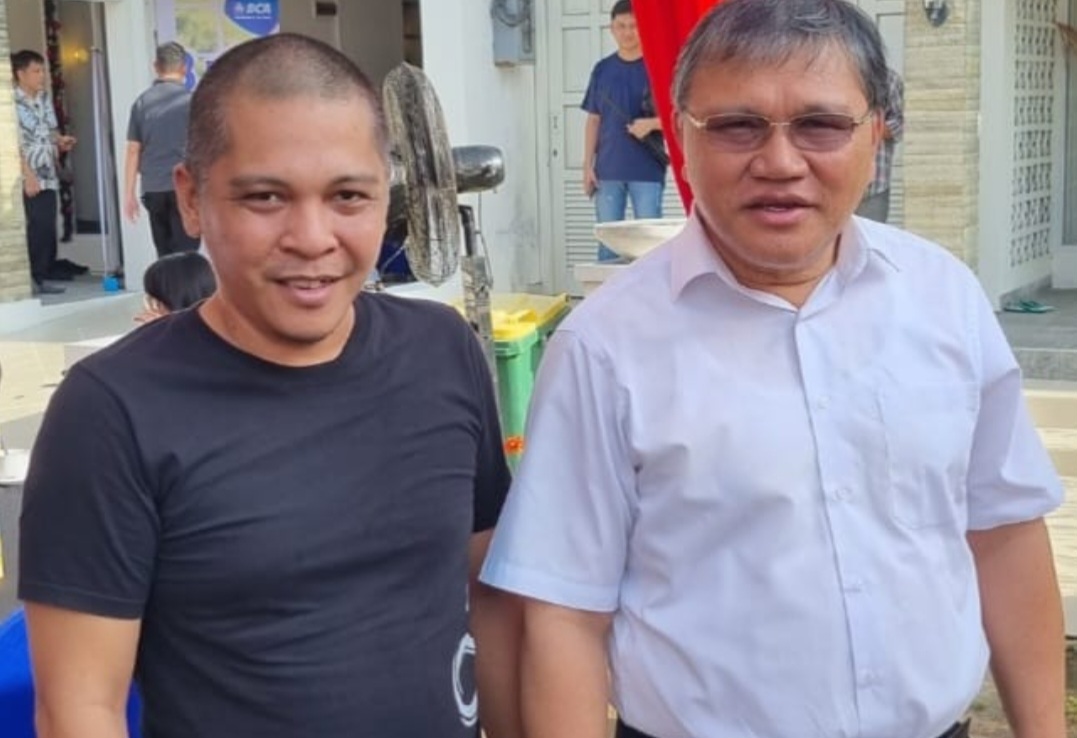 SALAM PERDAMAIAN: Ketua Badan Pekerja Majelis Sinode (BPMS) Gereja Masehi Injili di Minahasa (GMIM) Pdt Hein Arina ThD (kiri) bersama Filip Kapantow, Dewan Redaksi Manado Post, di Manado.