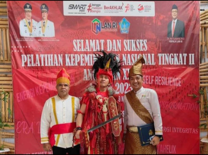 Kepala Dinas Kesehatan Kota Bitung dr Pitter Lumingkewas (tengah) di sela acara penerimaan STTP.