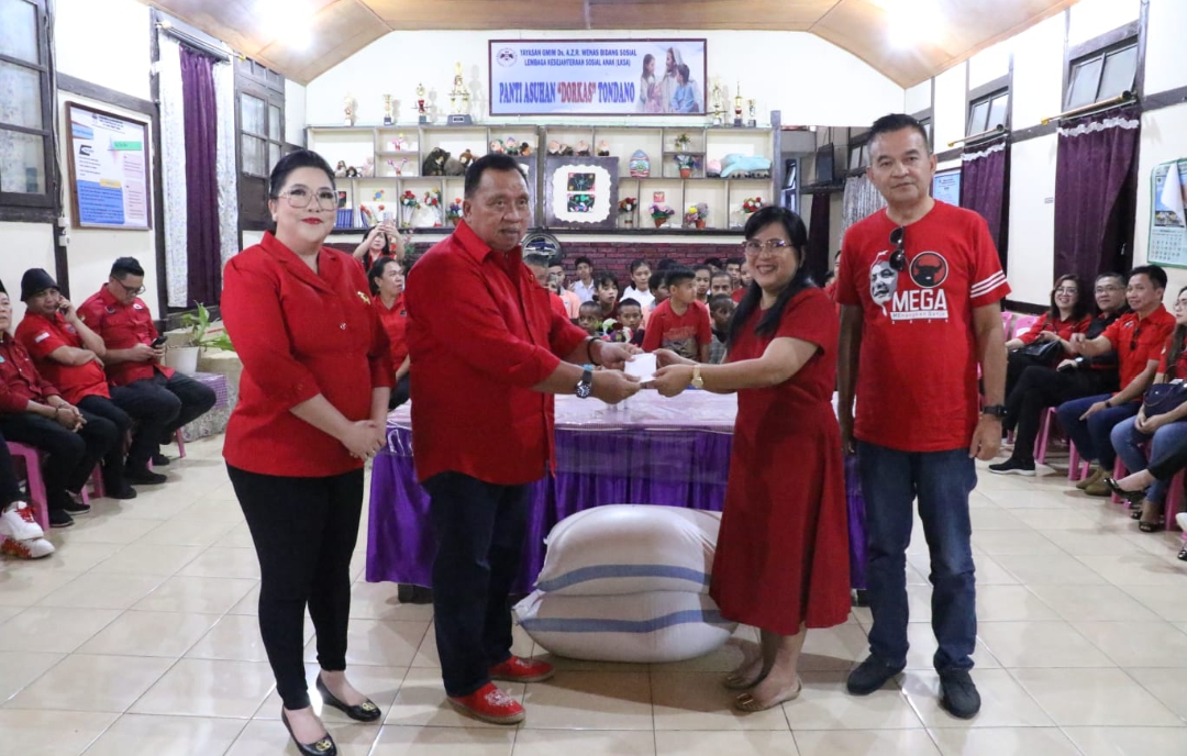 AKSI SOSIAL: DPC PDI Perjuangan dipimpin Ketua Robby Dondokambey, Bendahara Glady Kandouw dan Sek James Rawung saat menyalurkan bantuan di Panti Asuhan Dorkas, Rabu (29/11/2023).