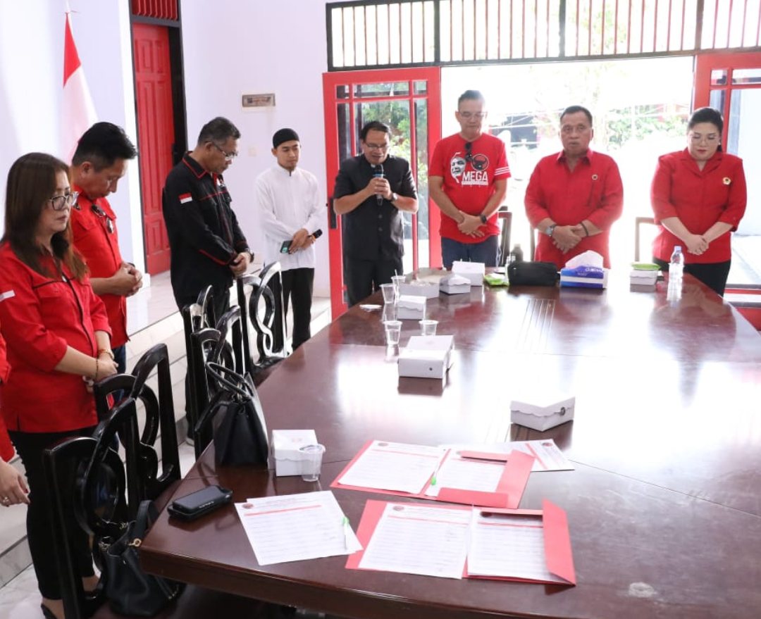 DOA BERSAMA: Saat mengawali kampanye dengan doa bersama di Kantor Sekretariat DPC PDI Perjuangan Minahasa.