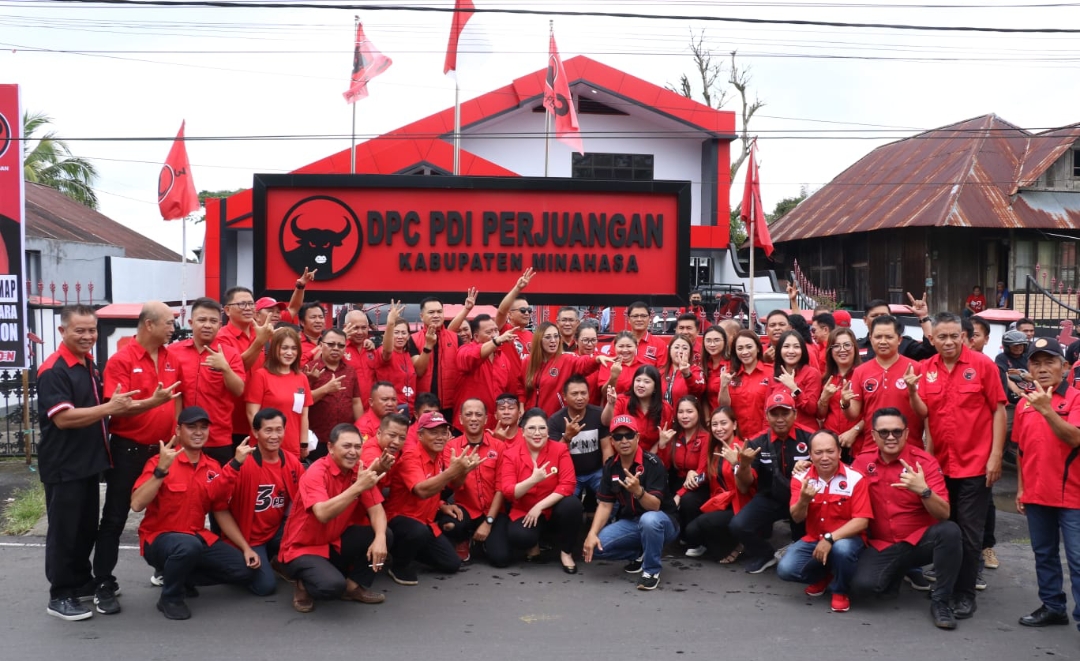 Foto bersama DPC, PAC dan Caleg PDI Perjuangan Minahasa.