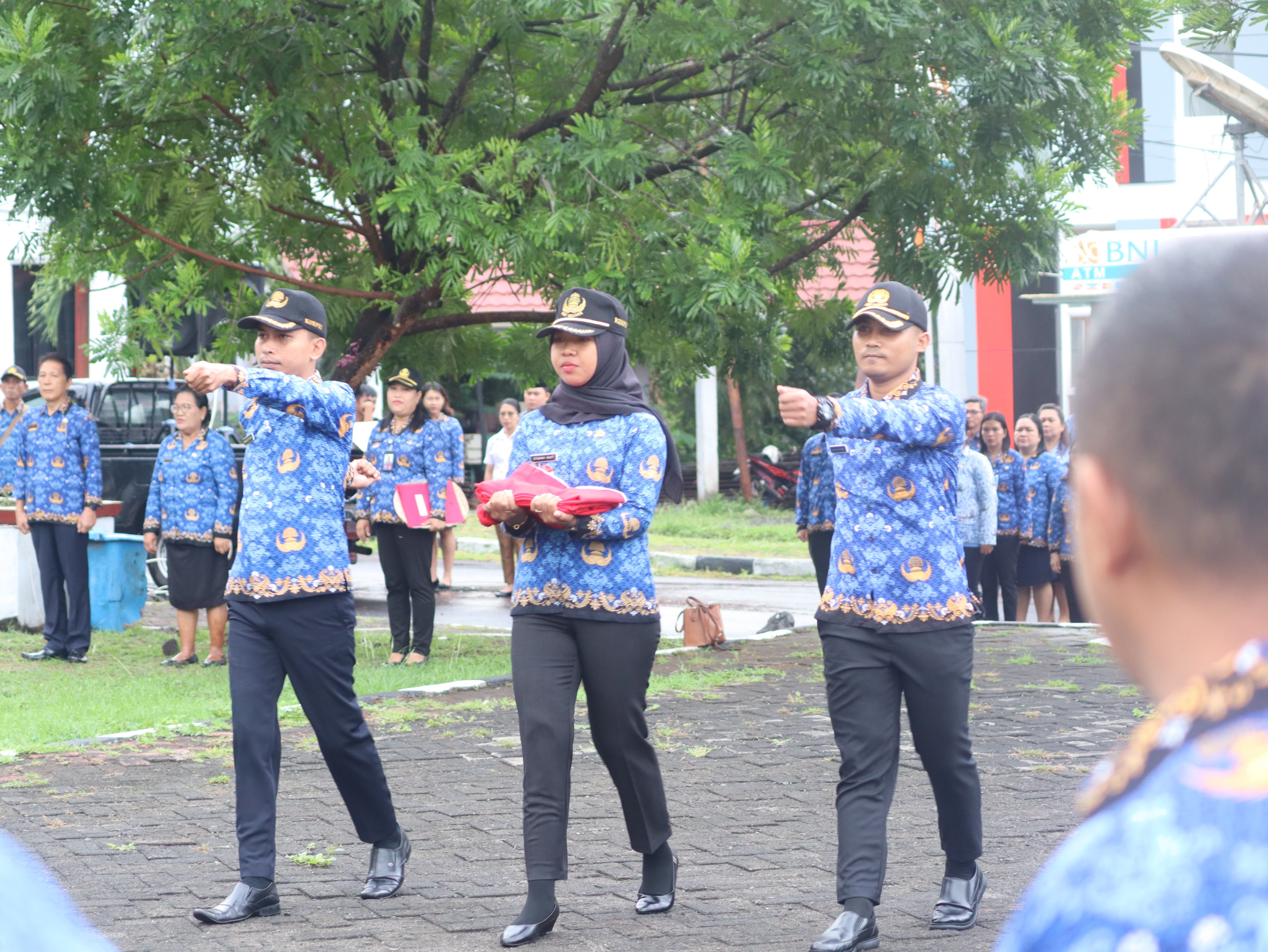 Upacara HUT ke-52 Korpri di halaman Kantor Bupati Sitaro Kelurahan Ondong, Kecamatan Siau Barat, Rabu (29/11). (Istimewa)