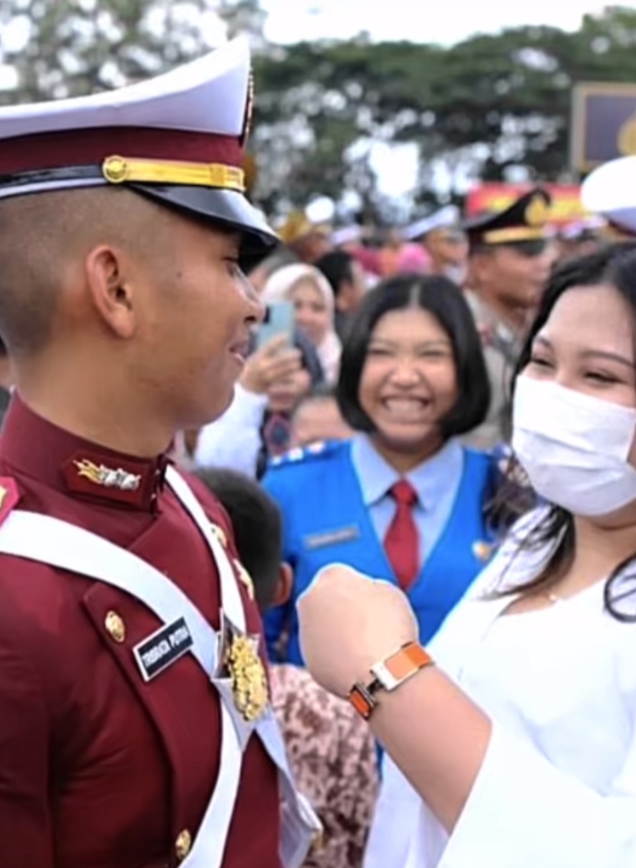 Tribrata Putra didampingi sang kakak dan saudaranya saat Wisuda Akpol, Selasa (28/11)