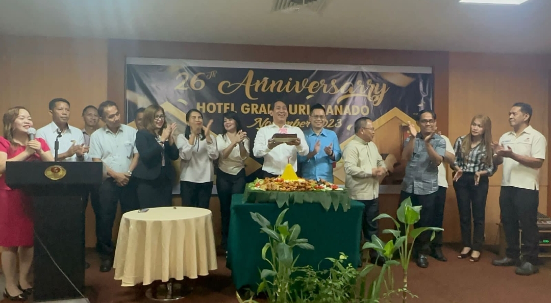General Manager Hotel Gran Puri Manado Januar Sitorus  bersama karyawan karyawati