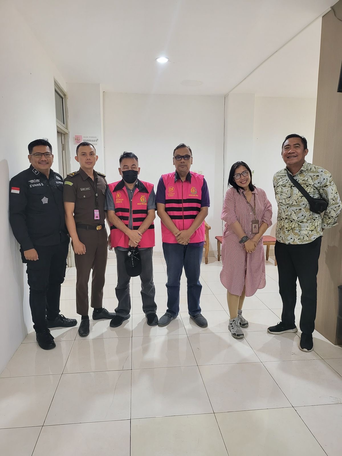 Kedua tersangka korupsi proyek ikan kaleng di Dinas Sosial Kota Manado bersama penyidik Kejari Manado