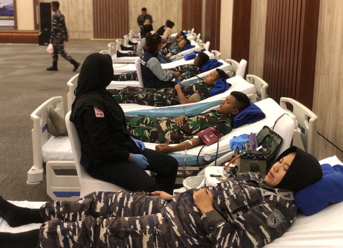 SOKONG: Aksi donor darah yang diinisiasi Lantamal VIII/Manado dalam rangka Hari Armada Republik Indonesia Tahun 2023 digelar Ballroom Lantai 6 Rumah Sakit Sentra Medika Minut, Kamis (30/11/2023).