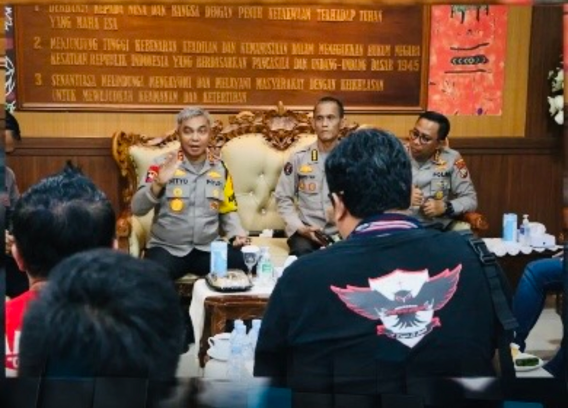 Suasana pertemuan Ormas Adat Makatana Minahasa bersama Kapolda Sulut Irjen Pol Setyo Budiyanto di Mapolda, Minggu (3/12/2023)