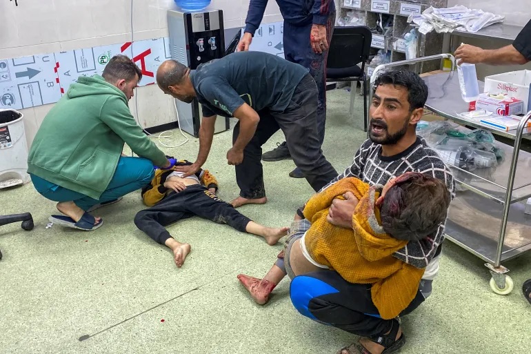 Anak-anak Palestina yang terluka dalam serangan Israel dibantu di rumah sakit Nasser di Khan Younis di Jalur Gaza selatan (Arafat Barbakh/Reuters)