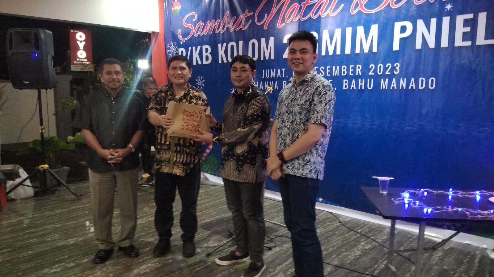 SUKACITA NATAL: Penyerahan bingkisan Natal bersama Ketua P/KB GMIM Pniel Bahu Pnt Christian Riyanto, diterima secara simbolis Diaken Randy Ferdinandus dan Randy Tampa