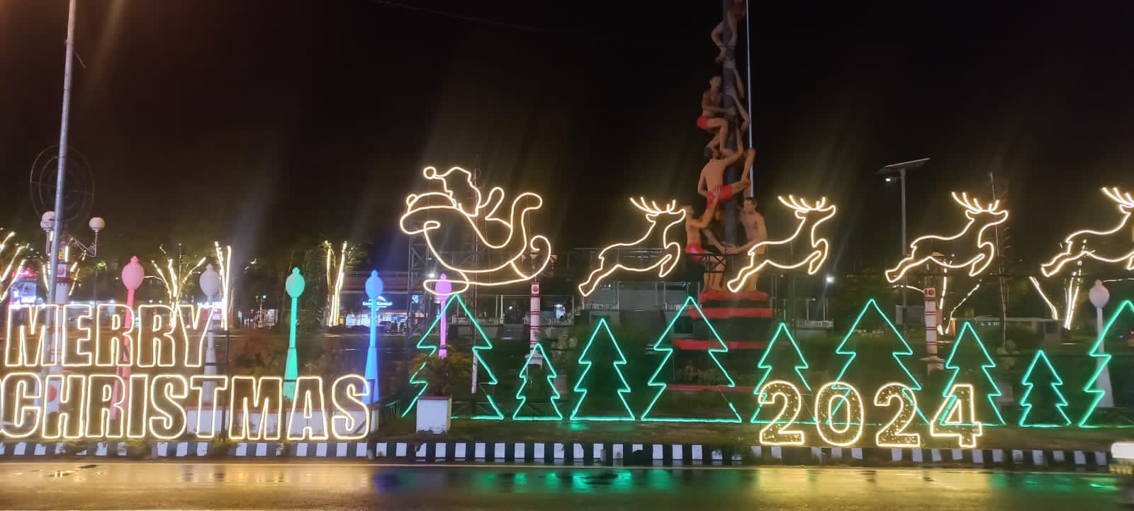 Ornamen Natal dan Tahun Baru di Lapangan Sparta Tikala, Depan Kantor Wali Kota Manado