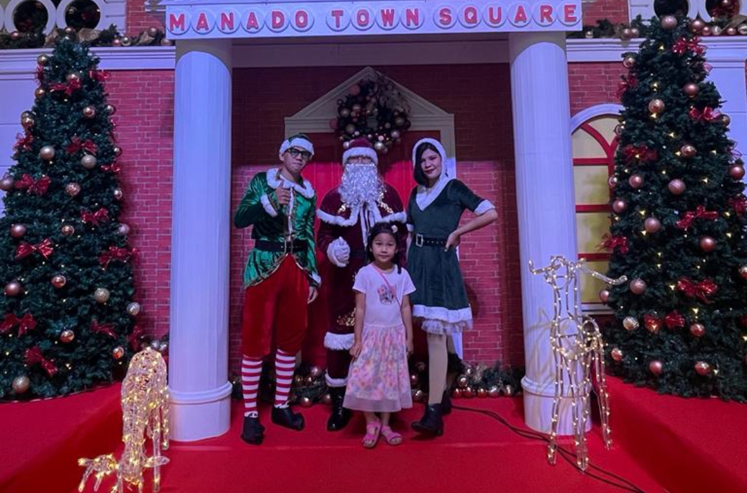 Santa Claus Mantos siap menyambut  1023 anak pengunjung setia Mantos.