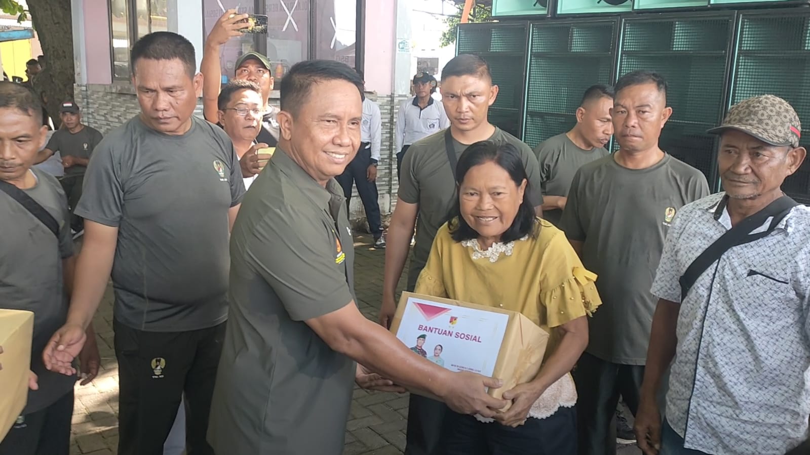 Pangdam XIII/Merdeka Mayjen TNI Legowo Jatmiko didampingi Dandim 1312 Talaud Letkol Inf Sigried Panaha bagi-bagi&nbsp;bantuan sosial kepada masyarakat Talaud. (Ridel/MP)