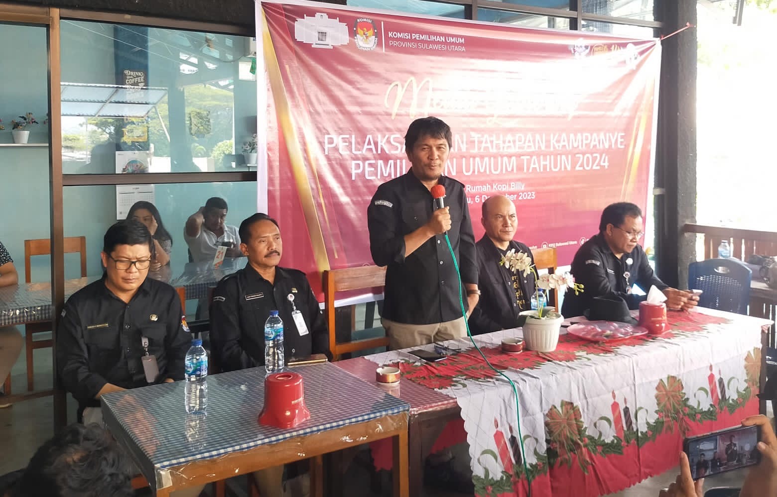 KPU Sulut saat memberikan penyampaian dalam kegiatan sosialisasi tahapan kampanye Pemilu 2024, Rabu (6/12) di Manado