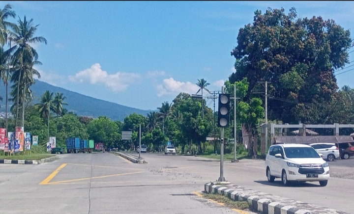 Lampu warna merah pada traffic light depan gerbang KEK Sagerat, tepatnya dari arah Sagerat menuju Girian tidak menyala.