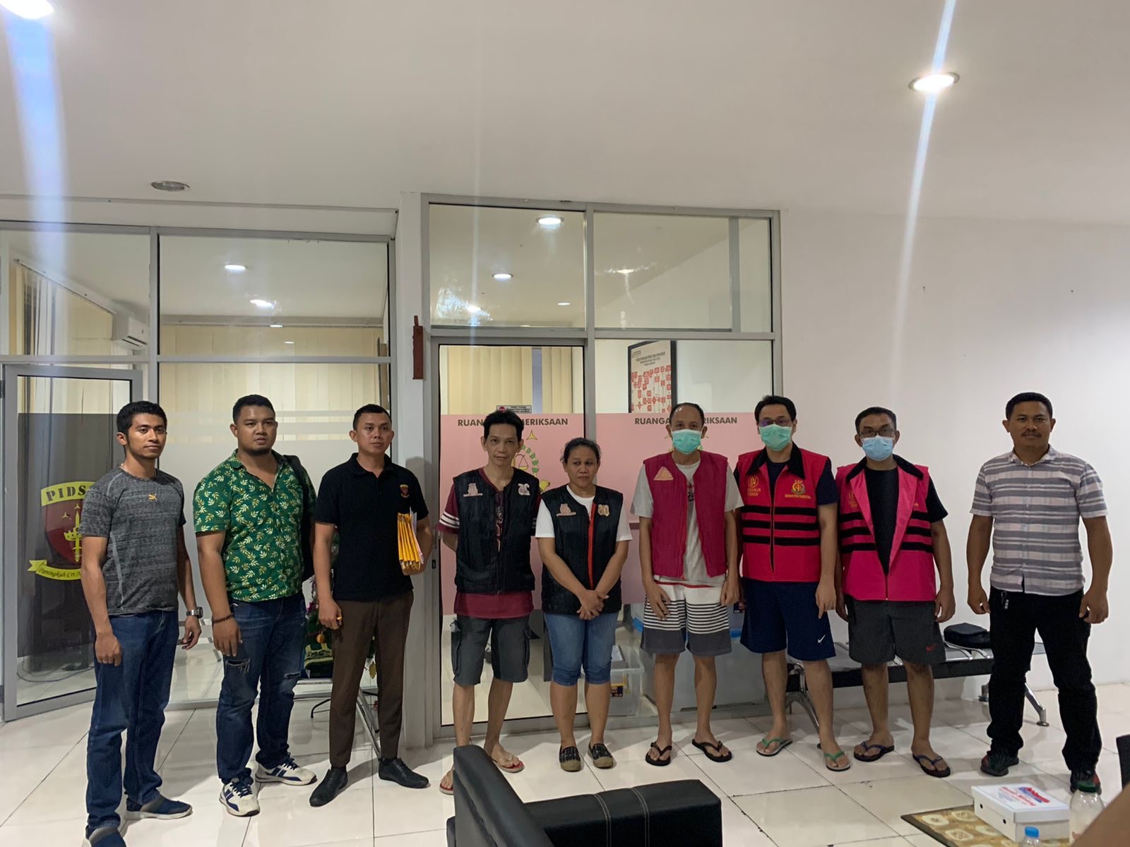 Tersangka korupsi MAN Model 1 Manado yang diserahkan ke penuntut umum Kejari Manado, adalah SASR, VBM, DCB, RIM, dan YO