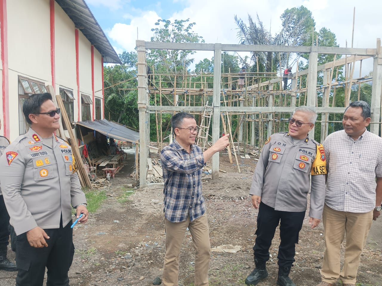 SINERGI BERSAMA: Senator Stefa (kemeja kotak-kotak) bersama Kapolres Lerry Tutu SIK MM (paling kiri) serta PJU Polres Tomohon, saat meninjau pembangunan Rumah Doa, Kamis (7/12). Dok istimewa