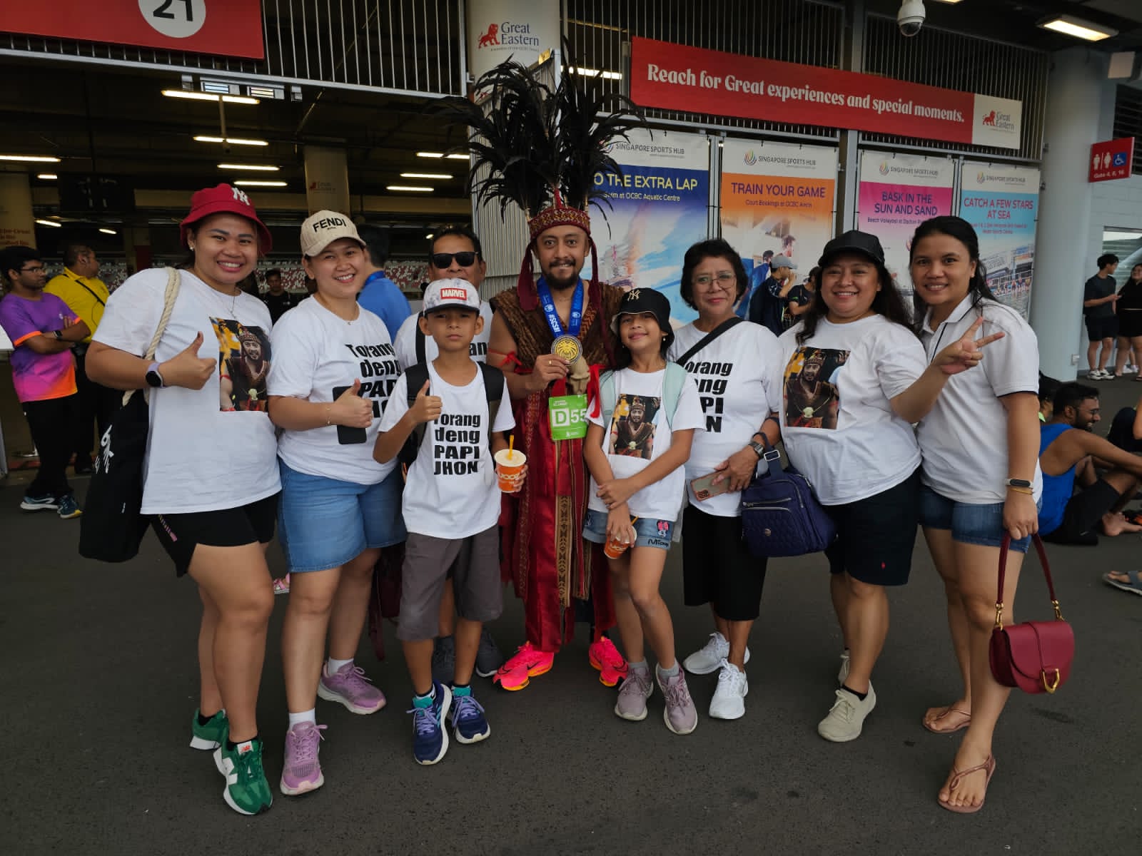 Rendy Kewas bersama keluarga besar usai menyelesaikan full marathon di Singapura (Istimewa)