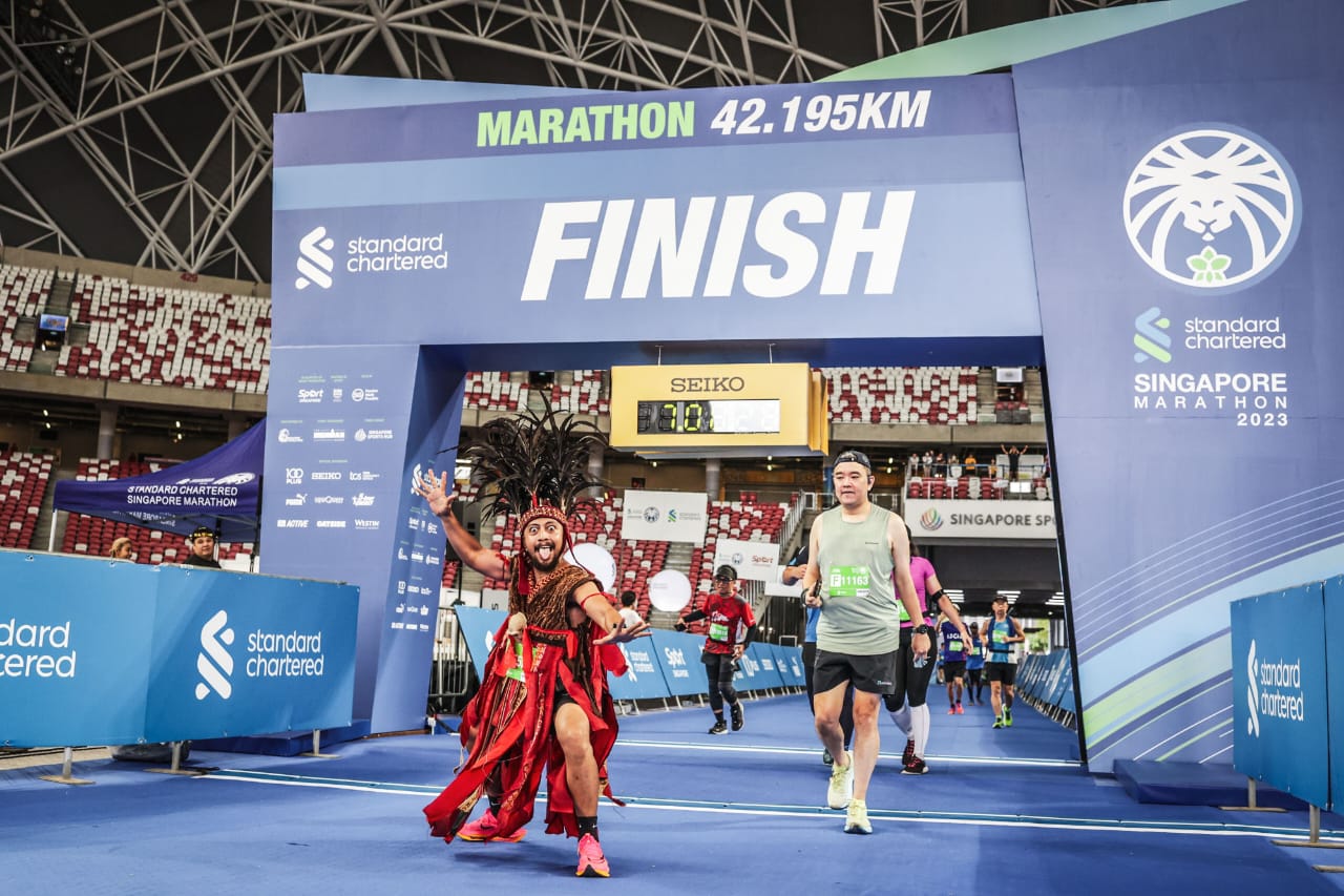 Rendy Kewas saat mengikuti event Singapore Marathon 2023 memakai baju adat Kabasaran (Istimewa)