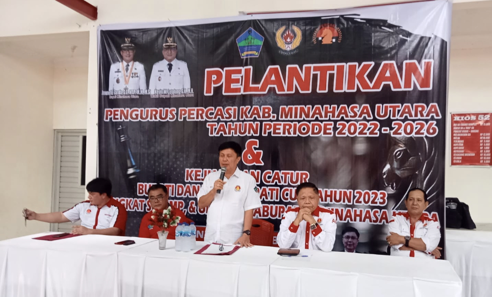 RAMAI: Suasana pelantikan pengurus Percasi Minut di Pusat Jajanan Kuliner dan Cenderamata Zero Point Matungkas, Senin (11/12/2023). Kegiatan tersebut dirangkaikan dengan kejuaraan catur se-Minut.