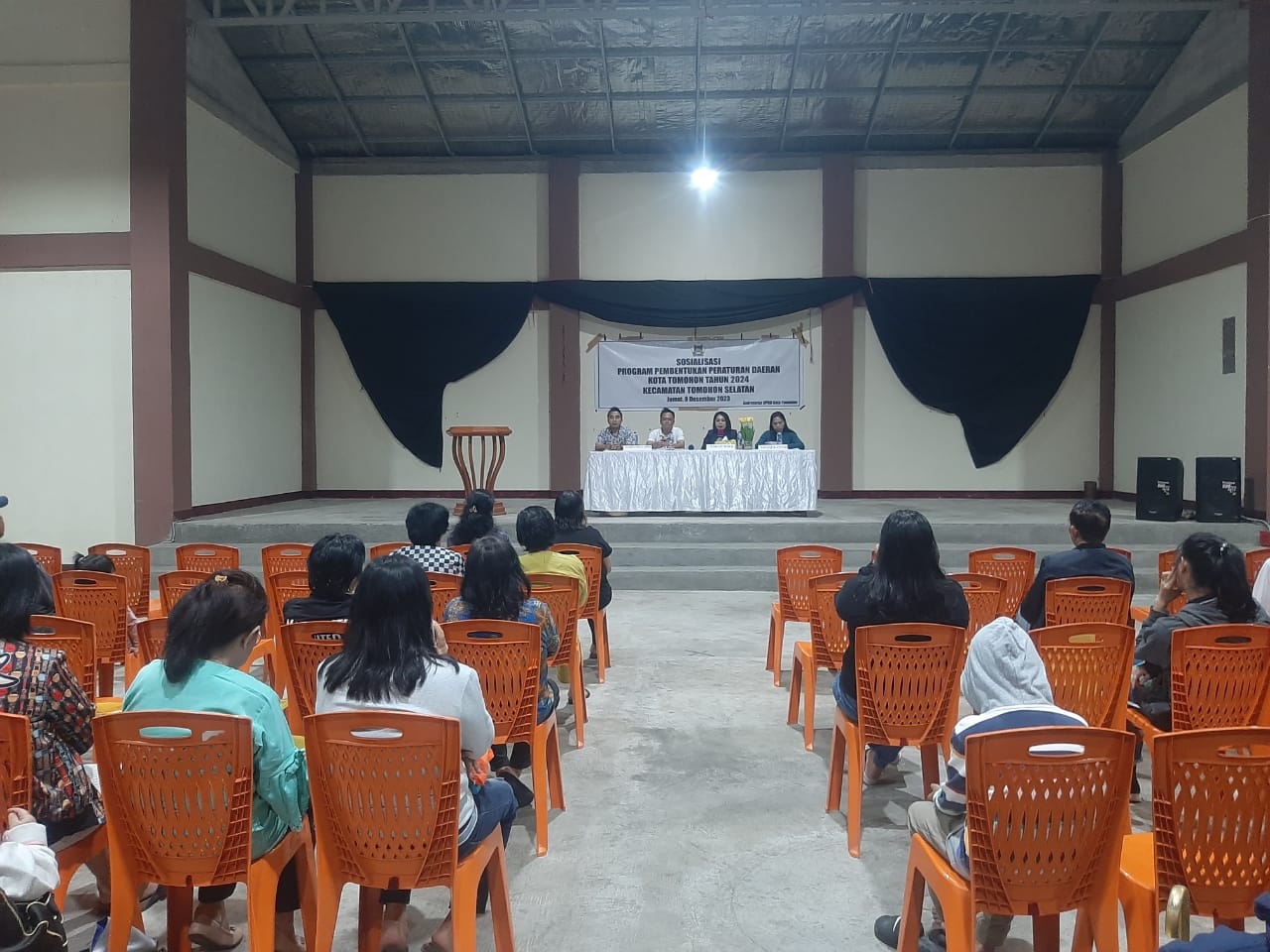 SAMPAIKAN PENJELASAN: Suasana pelaksanaan Sosialisasi Propemerda Tahun 2024 di Wale Syalom Tumatangtang, belum lama ini. Dok istimewa.