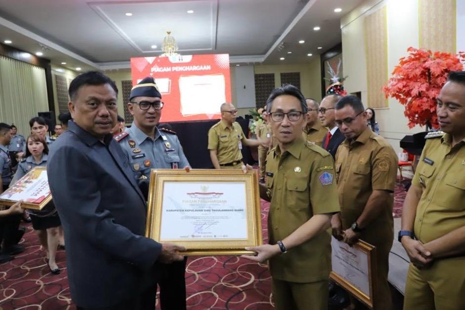 Penjabat Bupati Sitaro Joi E B Oroh menerima penghargaan Peduli HAM tahun 2022 yang diserahkan langsung Gubernur Sulut Olly Dondokambey. (Istimewa)