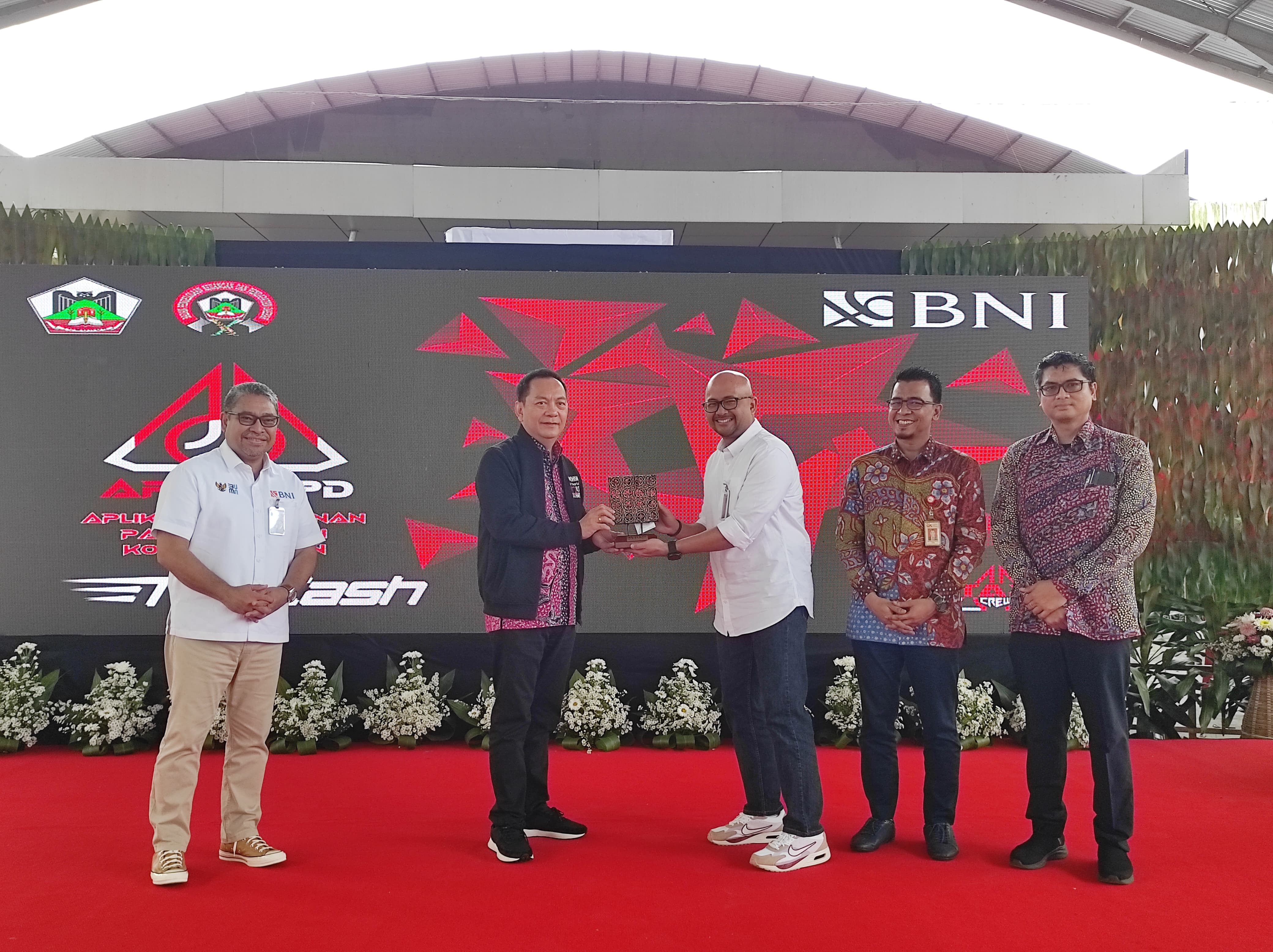 GM WPP BNI I Gede Widya saat menyerahkan cendera mata kepada Wali Kota Tomohon Caroll Senduk, Kamsi (14/12)