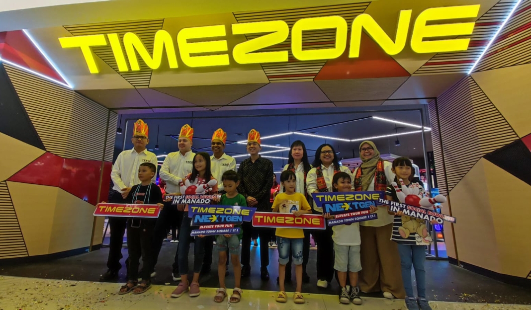 Naveen H., CEO dan Presiden Direktur Timezone Indonesia, bersama Rudini Wjaya, owner dan Direktur operasional Mantos, bersama pimpinan Timezone Indonesia lainnya, gunting pitah pembukaam Timezone