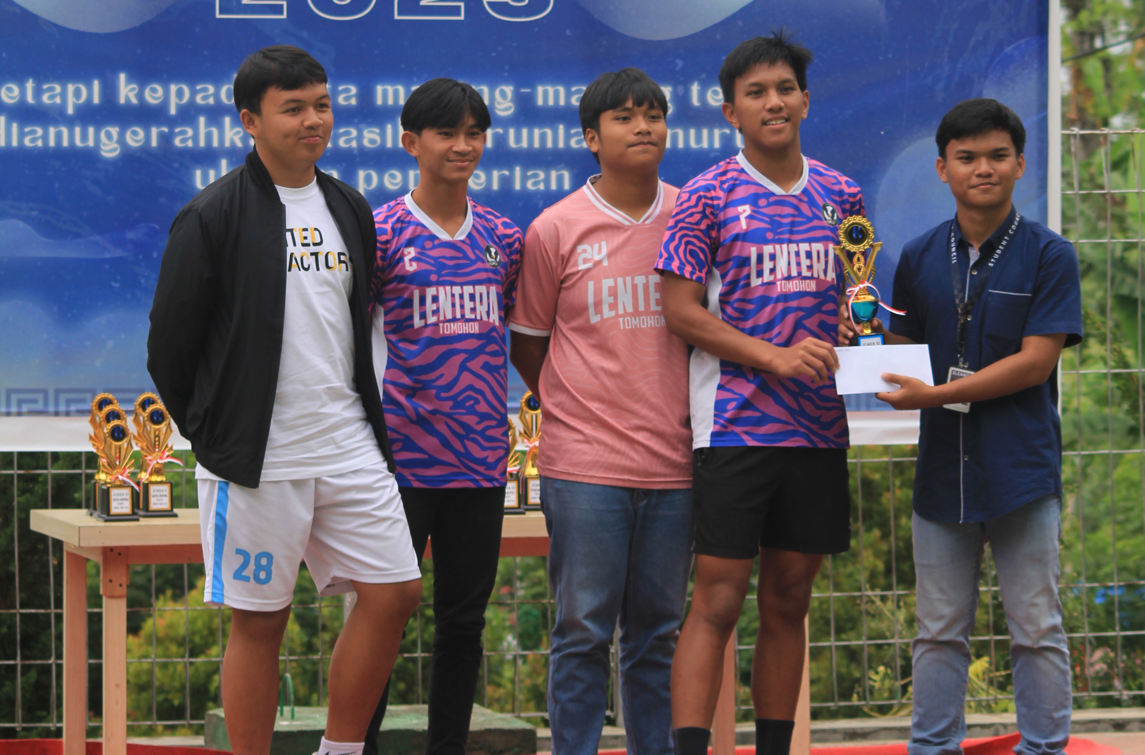 Penyerahan hadiah lomba futsal dalam event Lentera Feast 2023 (Istimewa)