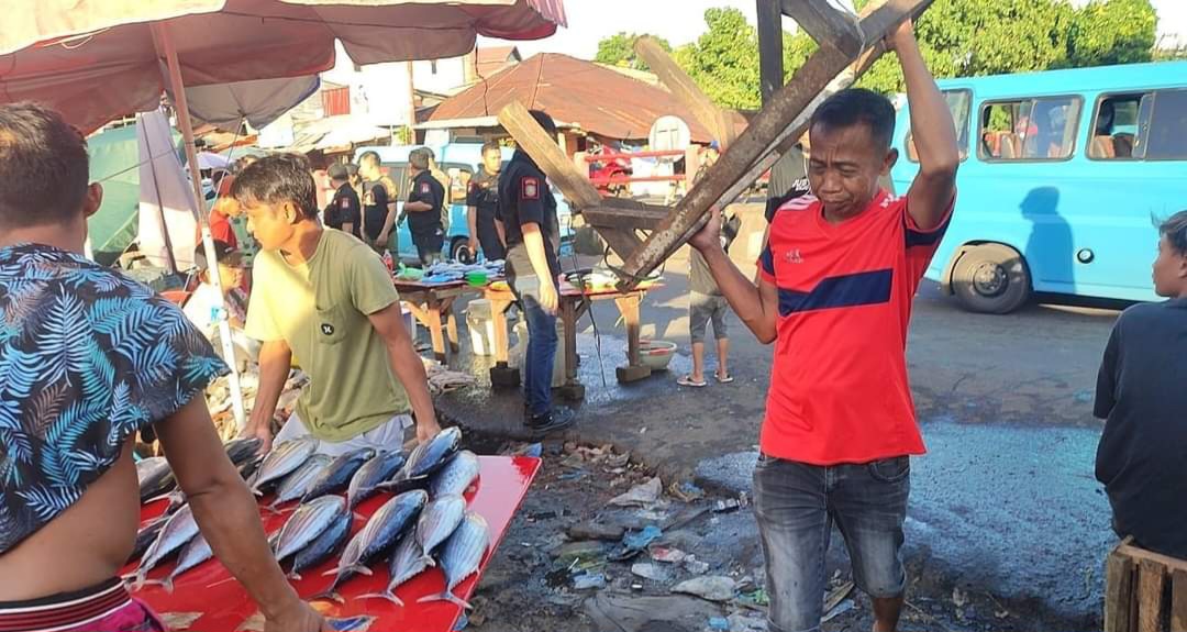 Aksi Penertiban oleh Satpol PP Terhadap Pedagang yang Berjualan di Badan Jalan.