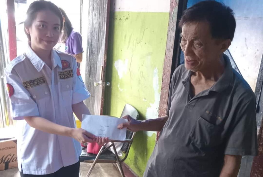 PEDULI: Cristy Lontoh (kiri) datang menyalurkan bantuan kepada warga terdampak kebakaran di Singkil, Manado.