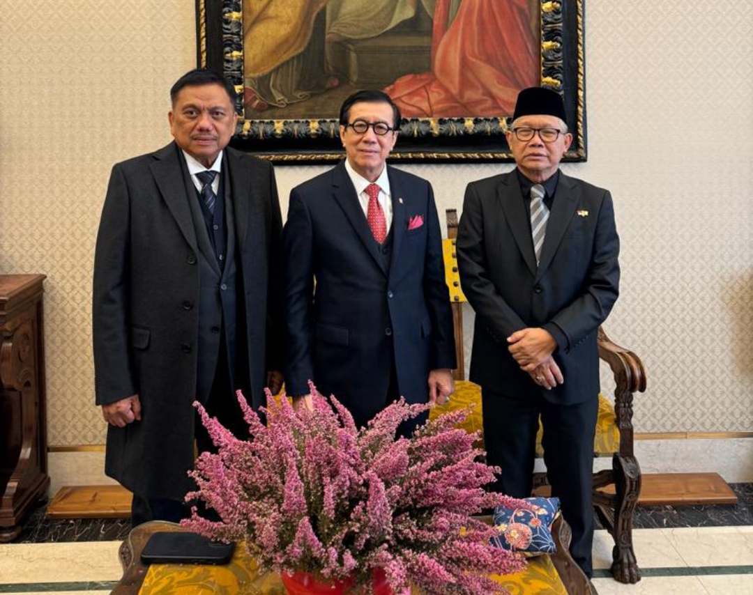 Gubernur Sulut Olly Dondokambey bersama Menteri Hukum dan HAM Yasonna Laoly, dan Duta Besar Luar Biasa Berkuasa Penuh Indonesia untuk Takhta Suci Vatikan Michael Trias Kuncahyono.