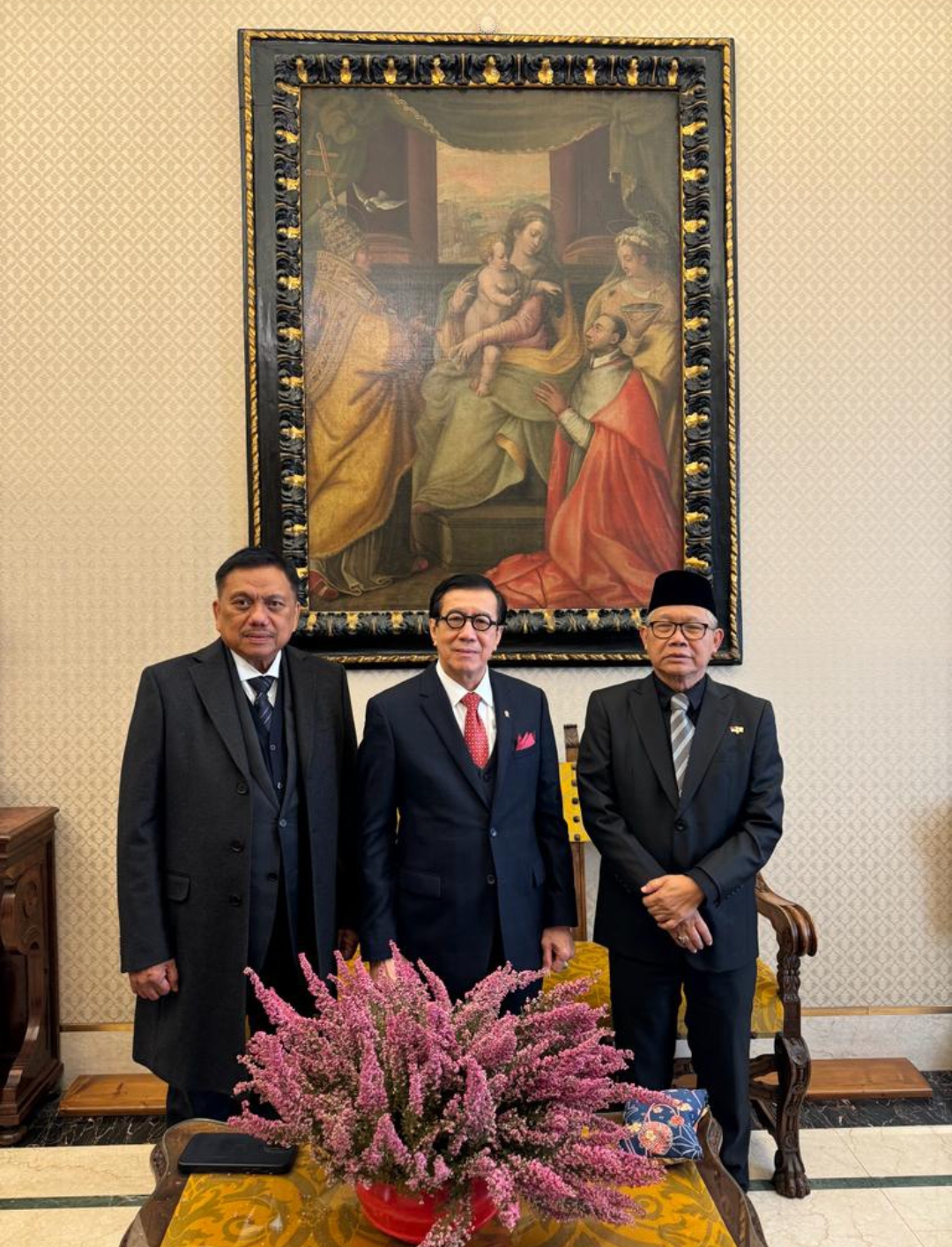 Dari kiri Gubernur Olly Dondokambey, Menteri Hukum dan HAM Yasonna Laoly, dan Duta Besar Luar Biasa Berkuasa Penuh Indonesia untuk Takhta Suci Vatikan Michael Trias Kuncahyono.