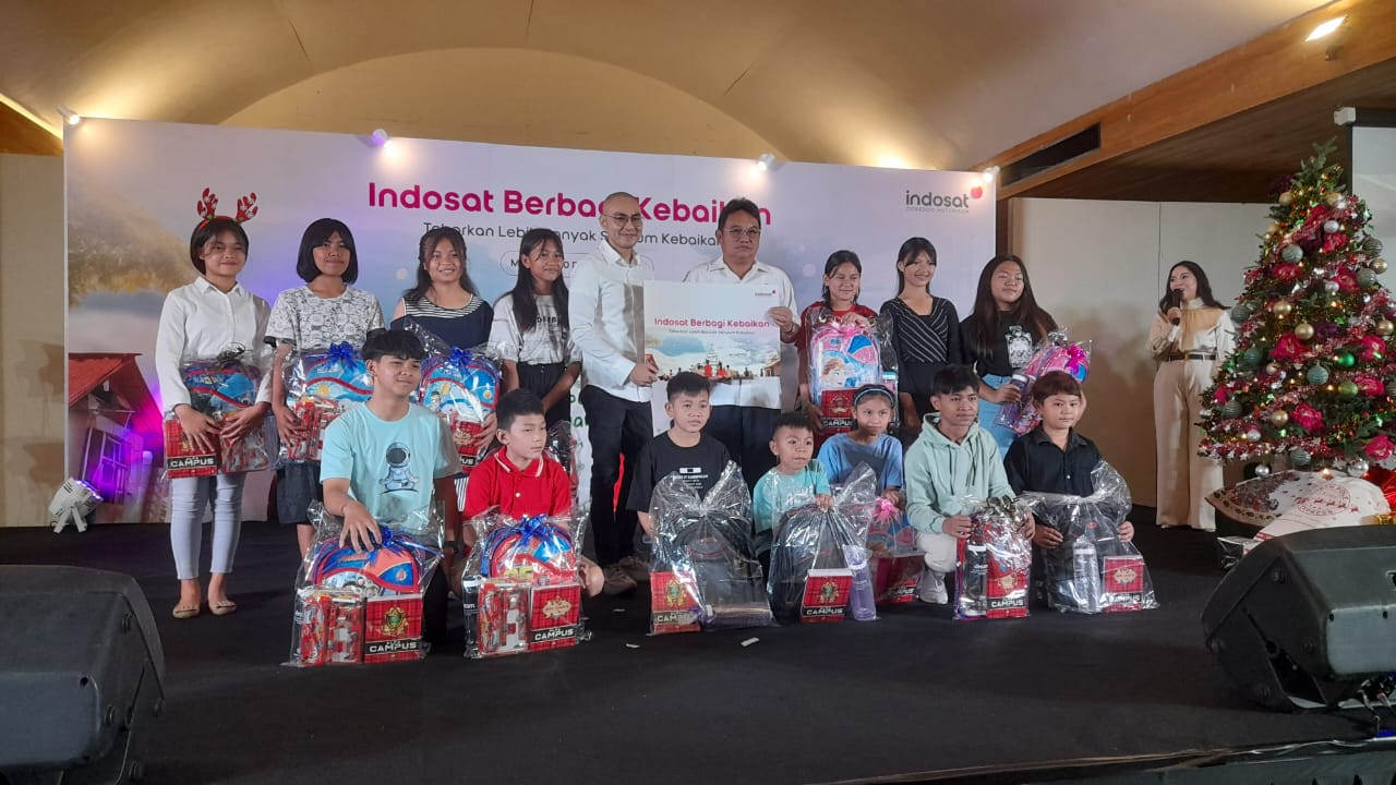 Senior Vice President Head of Corporate Communications Indosat Ooredoo Hutchison Steve bersama Asisten II Sekkab Minahasa Weny Talumewo saat menyerahkan bingkisan untuk anak Panti Asuhan, Rabu (20/12)