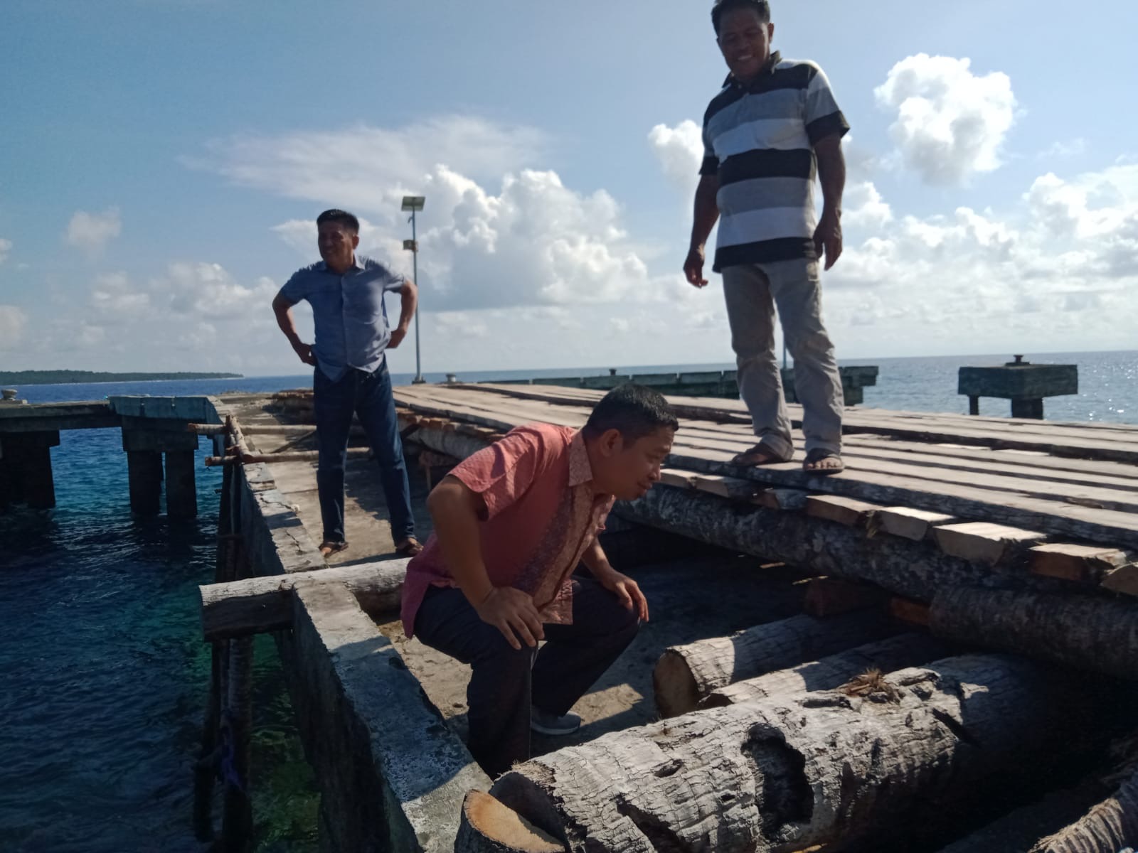 Ketua DPRD Kabupaten Kepulauan Talaud Semuel Bentian SH MH saat meninjau langsung dermaga kapal Pelni di Kecamatan Nanusa Desa Marampit ditemani langsung kades dan toko masyarakat marampit.