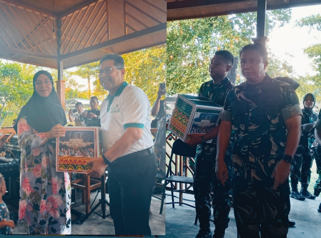 GM PLN UID Suluttenggo Adi Dartomo bersama Pangdam XIII/ Merdeka Mayjen TNI Legowo Jatmiko saat menyerahkan bantuan paket pangan untuk warga Desa Minaesa, Jumat (22/12)