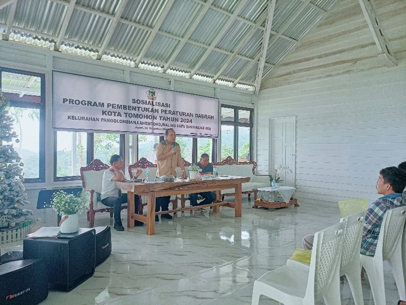 JARING MASUKAN: Djemmy J Sundah SE saat menjawab problematika penyediaan air bersih di depan para konstituen yang hadir. Dok Jul/MP