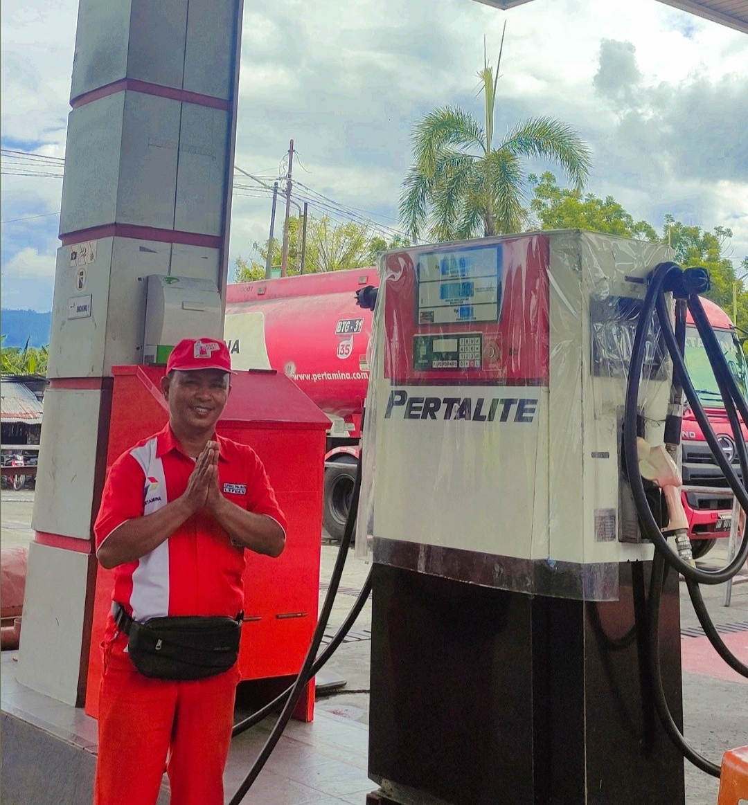 Lefran Rameng, Operator BBM Solar di SPBU 74.95512 Cahaya Kadoodan Kota Bitung, Sulawesi Utara.