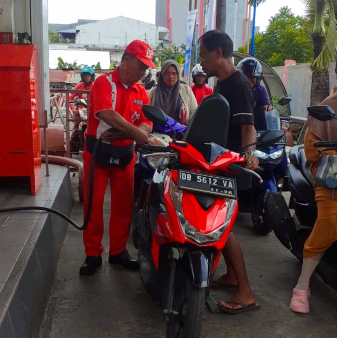 Lefran Rameng, saat memberikan layanan kepada konsumen. Foto diambil, Kamis (21/12/2023)