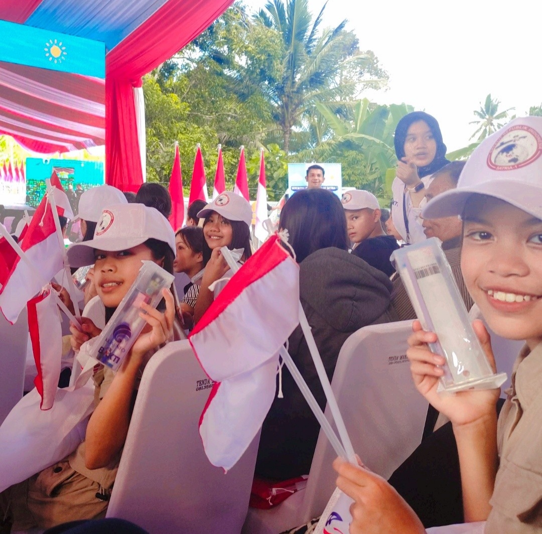 Keceriaan anak-anak Kabupaten Minute menantikan kehadiran Presiden Jokowi, Kamis (28/12).