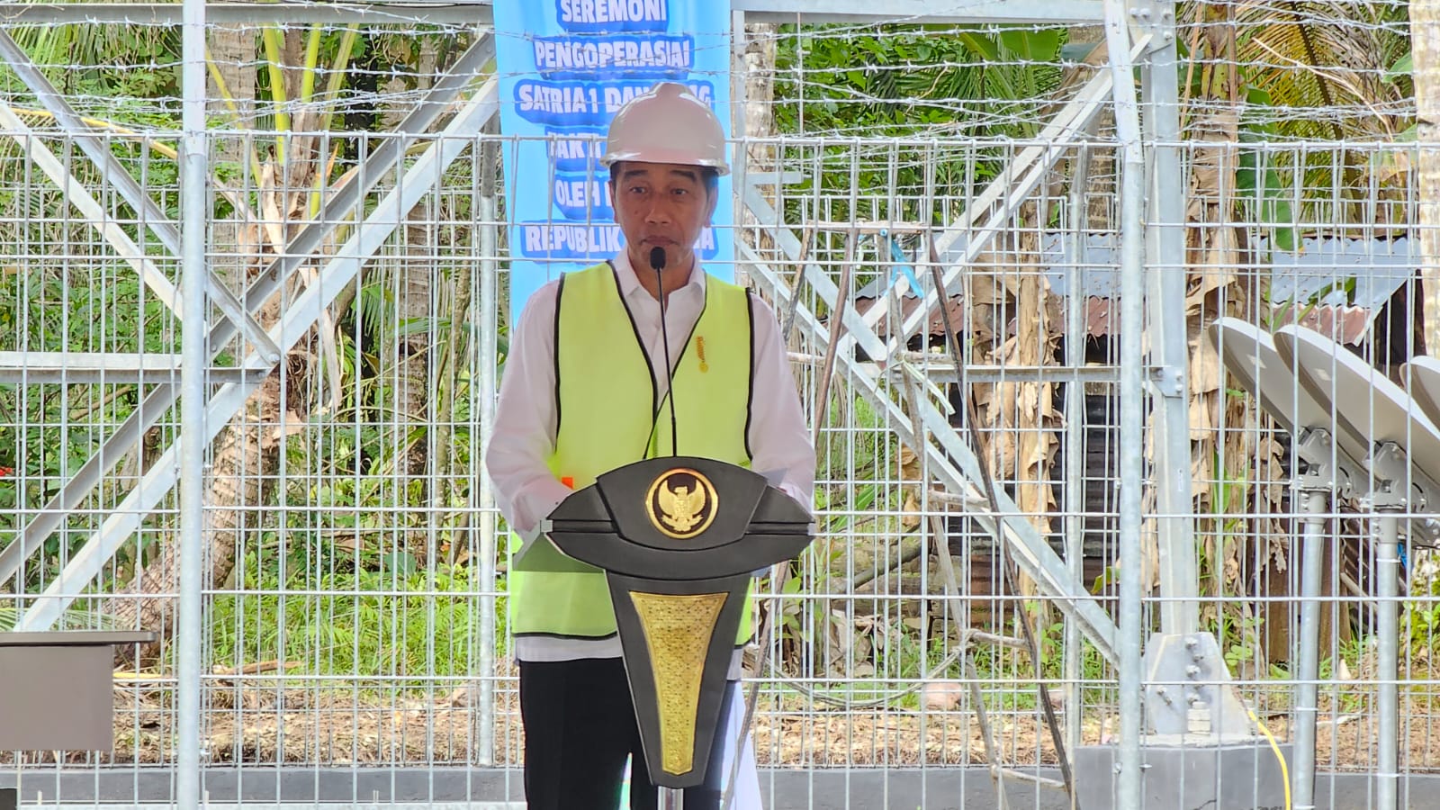 Presiden Jokowi saat memberikan sambutan di sela acara peresmian Satelit Satria 1 dan BTS 4G di Kabupaten Talaud, Kamis (28/12)